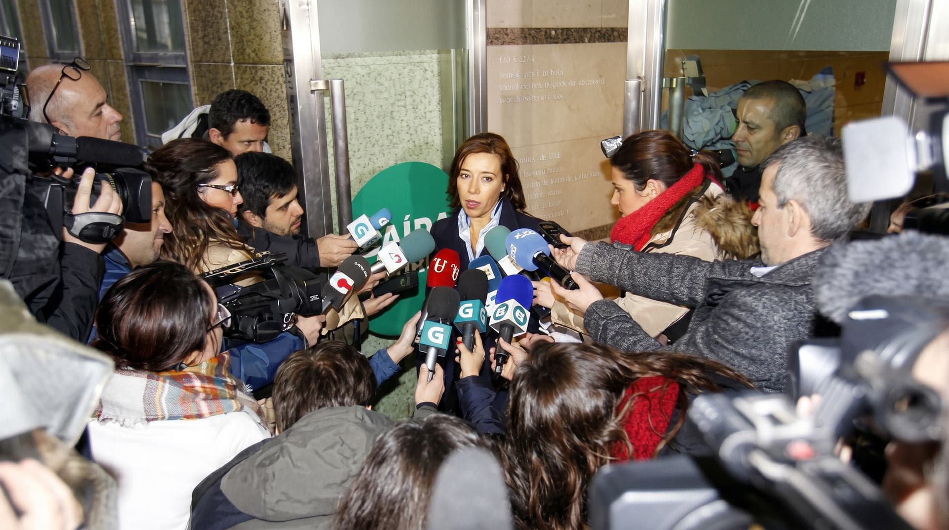 Carmen Ventoso Blanco atendiendo a los medios de comunicación